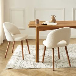 Lot de 2 chaises SIMONE tissu bouclette blanc cassé pieds bois teinté noyer