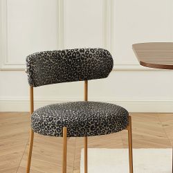 Lot de 2 chaises NOA tissu imprimé léopard noir pieds métal finition bois