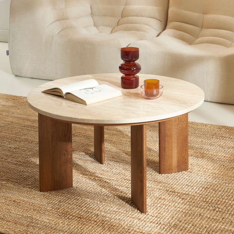 Table basse MOKU plateau travertin et pieds frêne massif couleur noyer
