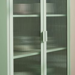 Vaisselier PANTONE en verre cannelé et métal vert amande h180cm